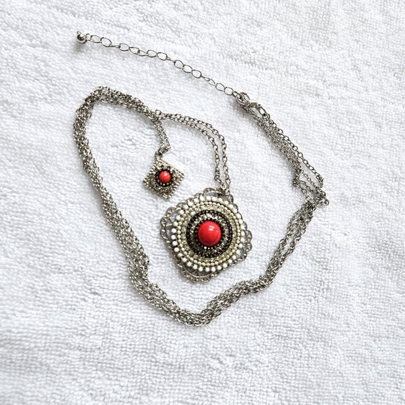 NECKLACE - Long double chain necklace with red/silver pendants at the base C$10 - Picture 4 of 5